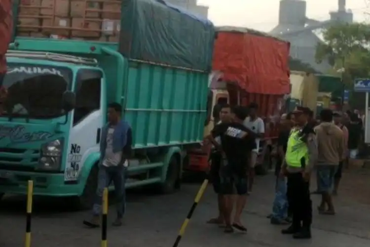 Memanas, Sopir Truk Blokir Akses Pemudik Motor Masuk Pelabuhan Ciwandan Karena Lama Antre