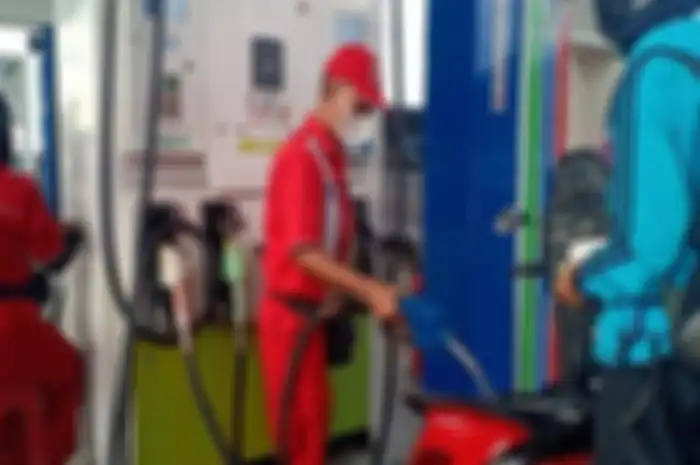 Foto ilustrasi motor diisi Pertamax. Harga Pertamax resmi turun, ternyata harga BBM Pertamina lain ikut turun!