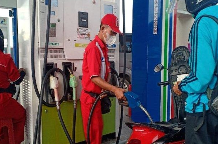 Foto ilustrasi motor diisi Pertamax. Harga Pertamax resmi turun, ternyata harga BBM Pertamina lain ikut turun!