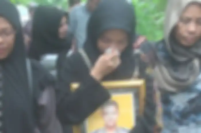 Mutiah berduka saat pemakaman suaminya Bripka Afrizal