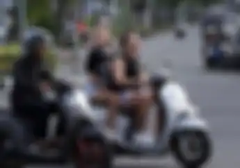 Banyak Bule Arogan Naik Motor, Pemerintah Ancam Pencekalan Hingga Deptortasi