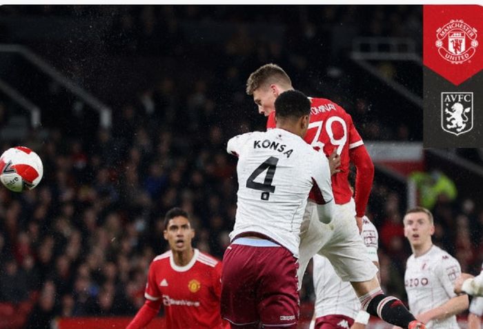 Tandukan pemain Manchester United, Scott McTominay, ke gawang Aston Villa pada babak ketiga Piala FA di Old Trafford, Senin (10/1/2022)