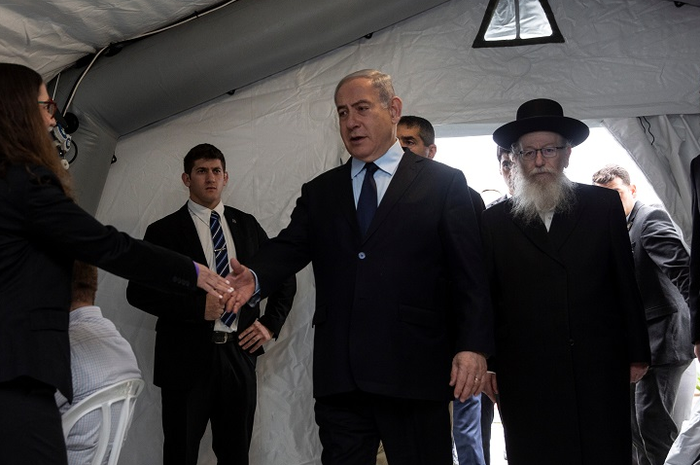 Perdana Menteri Israel Benjamin Netanyahu tiba di tenda selama kunjungannya ke Pusat Medis Chaim Sheba