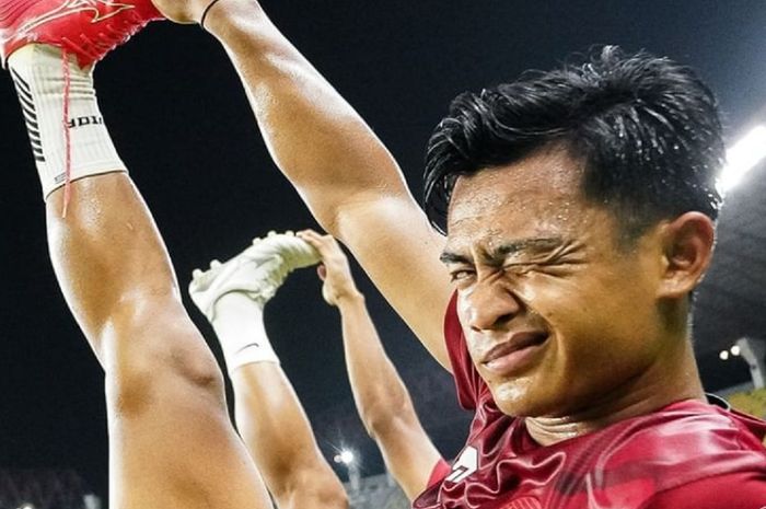 Bek Timnas Indonesia Pratama Arhan berlatih bersama rekan-rekannya.