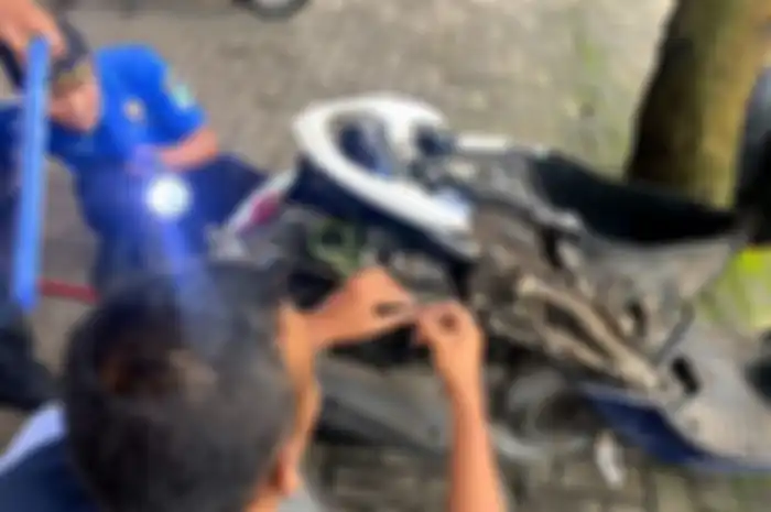 Petugas damkar bongkar bodi motor Yamaha Fino lantaran ada makhluk misterius di dalamnya.