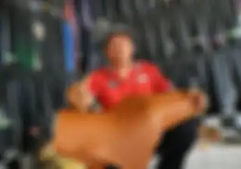 Bengkel Spesialis Jok Motor Beberkan Cara Memilih Kulit Jok yang Kualitasnya Bagus, Simak Nih