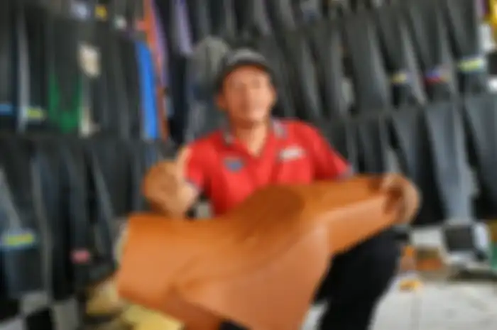 Aril Syahril, 21 tahun pengalaman servis dan modifikasi jok motor, membeberkan cara memilih kulit jok motor yang berkualitas