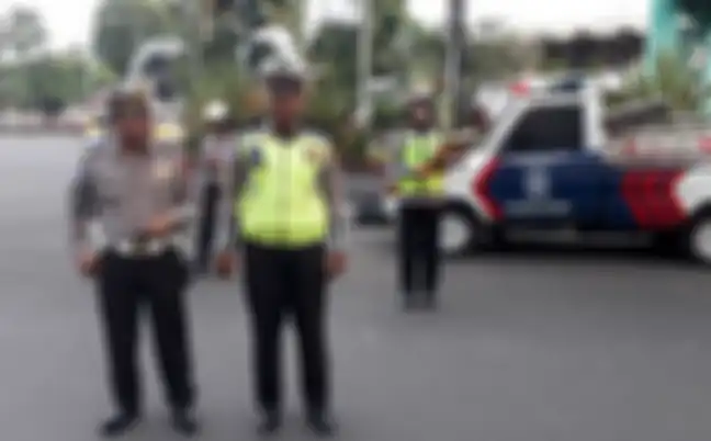 Briptu Erlangga Hananda (kanan)
