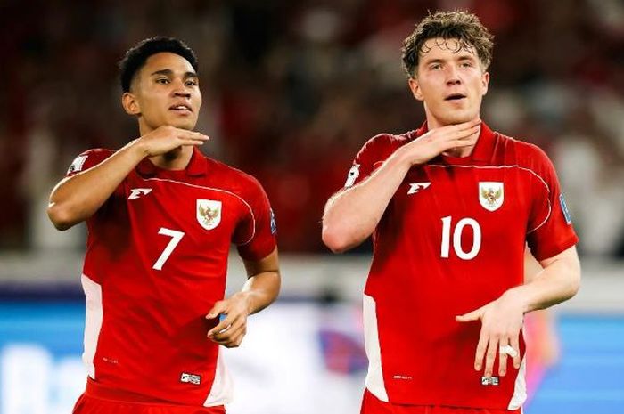 Marselino Ferdinan (kiri) dan Ole Romeny berselebrasi merayakan gol Timnas Indonesia.