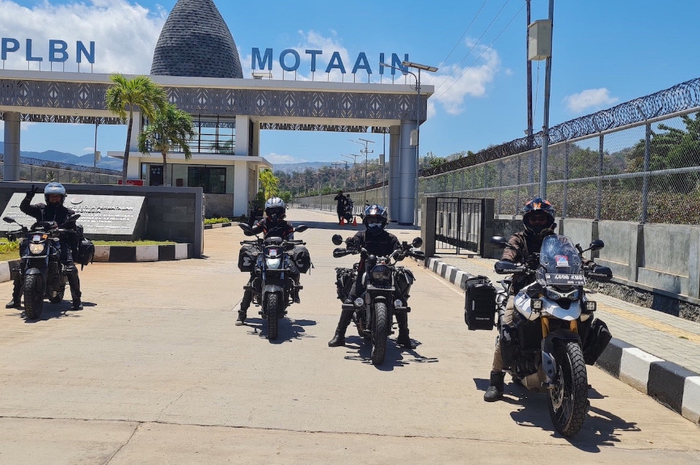 Empat bikers Komunitas M8 Nusantara melakukan touring kelilling Indonesia menggunakan motor dengan tema 'Identitas Indonesia'.