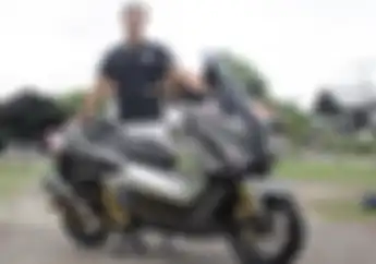 Gokil! Bukan Hanya Warga Bali, Bule Asal Inggris Juga Ikut Event Customaxi Yamaha