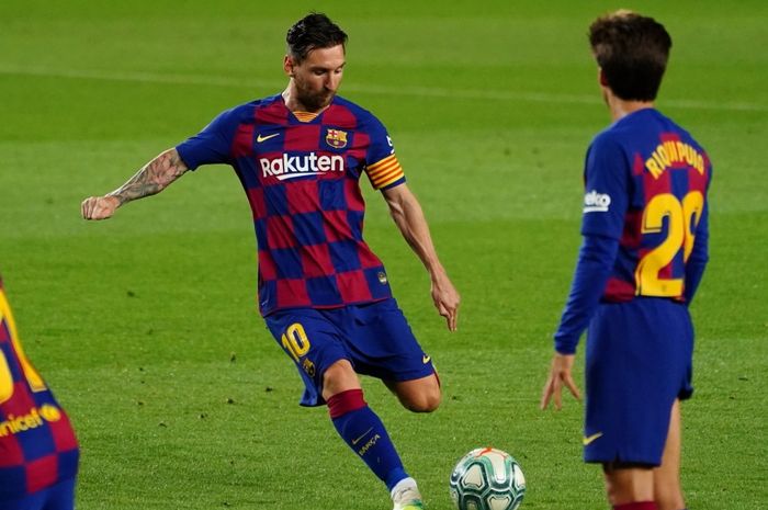 Kapten Barcelona, Lionel Messi, saat menembak bola ke arah gawang.