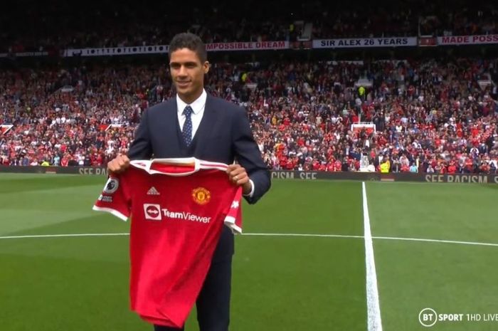 Raphael Varane resmi menjadi pemain anyar Manchester United.