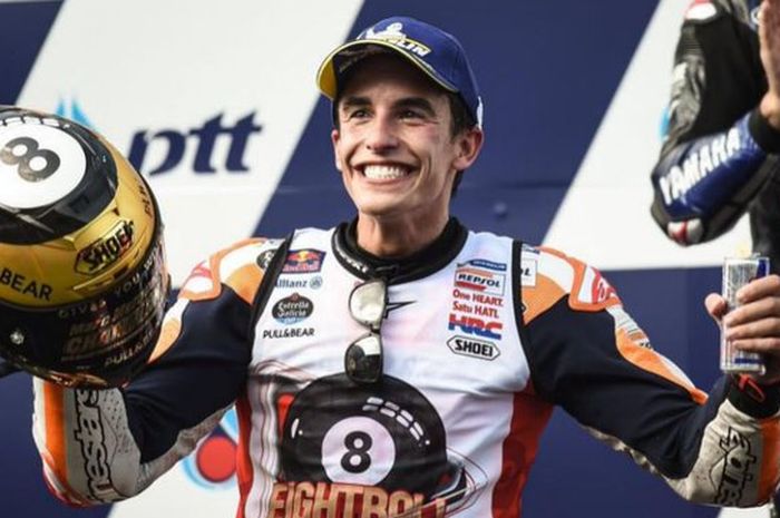 Pembalap Repsol Honda, Marc Marquez, berpose di podium setelah memastikan gelar juara dunia MotoGP 2019 di Sirkuit Chang Buriram, Thailand, Minggu (6/10/2019).