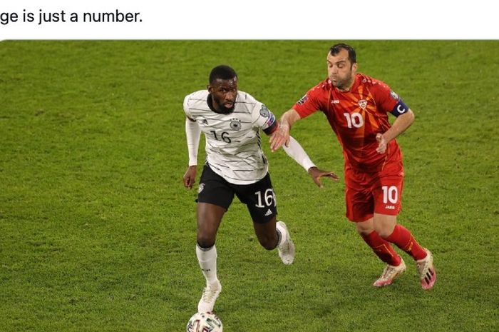 Penyerang Makedonia Utara, Goran Pandev (kanan), tampil melawan Jerman pada kualifikasi Piala Dunia 2022 Grup J  di Stadion Schauinsland-Reisen-Arena, Duisburg, Jerman, Rabu (31/3/2021) waktu setempat atau Kamis dini hari WIB.