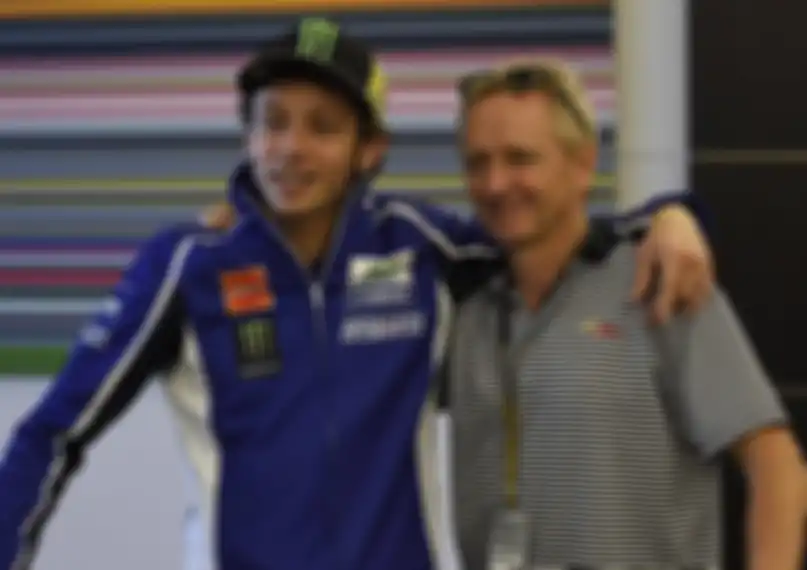 Kevin Schwantz (kanan) dan Valentino Rossi