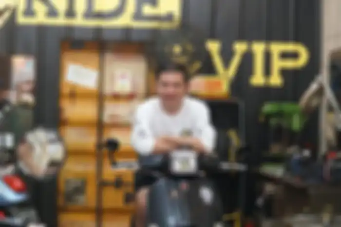 Enggak mau kalah dengan sultan Bintaro, Andre Taulany, artis Gading Marten ikutan modifikasi Vespanya di Scooter VIP.