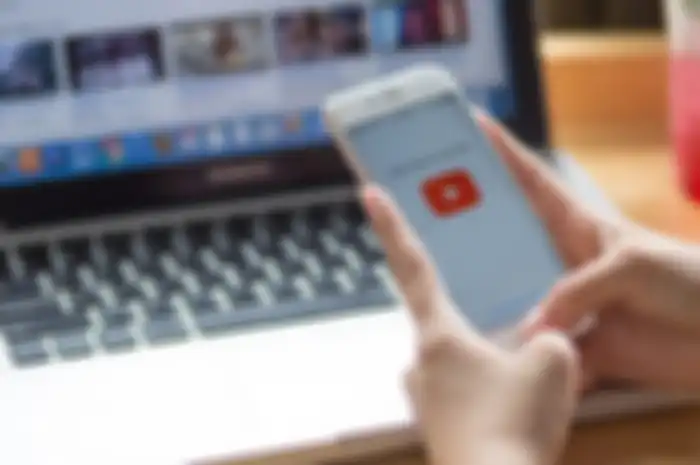 Ilustrasi upload video ke YouTube lewat HP