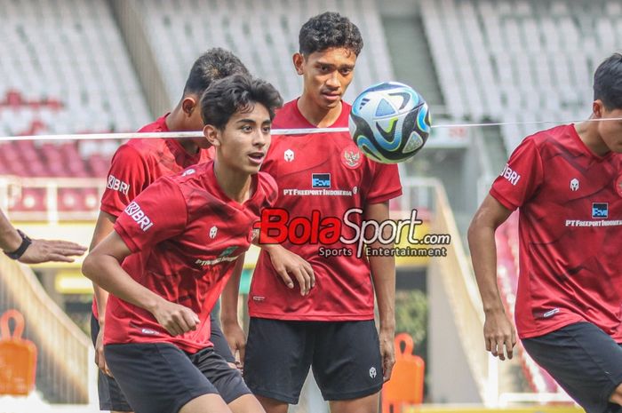 Welber Jardim (depan) saat mengikuti sesi latihan timnas U-17 Indonesia di Stadion Utama Gelora Bung Karno, Senayan, Jakarta, Senin (30/10/2023).