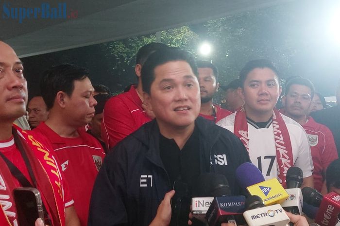 Ketua Umum PSSI Erick Thohir saat memberikan pernyataan kepada awak media seusai Timnas Indonesia kalahkan China di Stadion Utama Gelora Bung Karno, Jakarta, Kamis (5/6/2025).