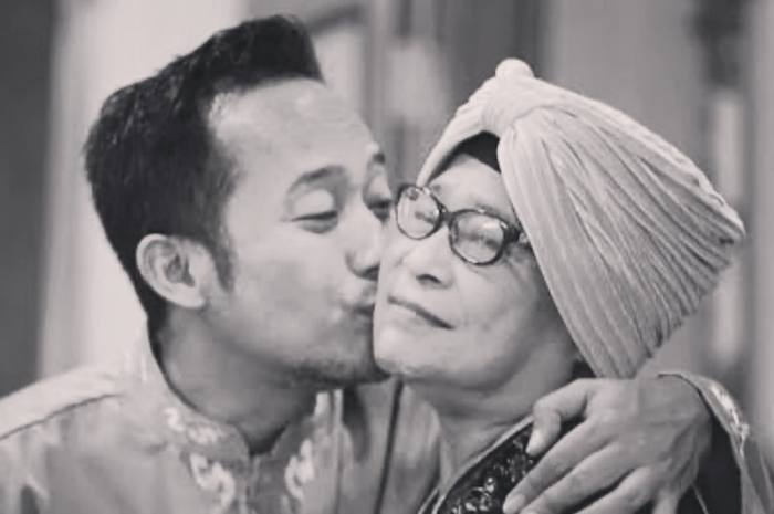 Denny Cagur dan ibunda