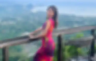 5 Outfit Zoe Abbas Jackson Kenakan Dress Tanpa Lengan Modis Menawan