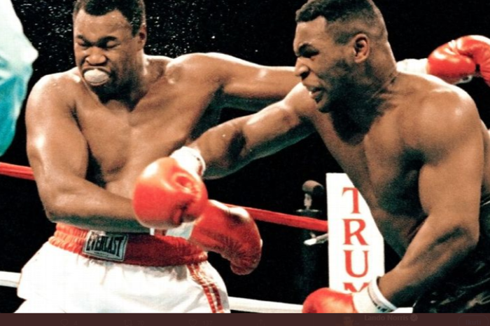 Momen ketika Larry Holmes (kiri) terkena pukulan keras Mike Tyson (kanan) saat keduanya bertarung di di Convention Hall, Atlantic City, New Jersey, Amerika Serikat, pada 22 Januari 1988. 