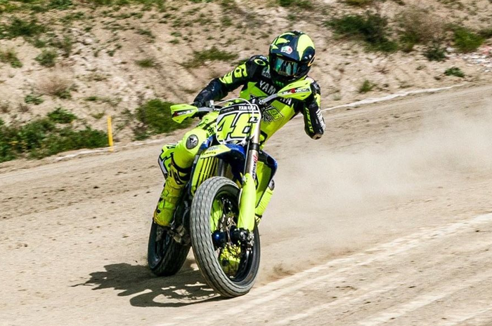 Aksi Valentino Rossi latihan ngegas di Motor Ranch VR46 direkam dengan pengambilan sudut pandang yang keren abis