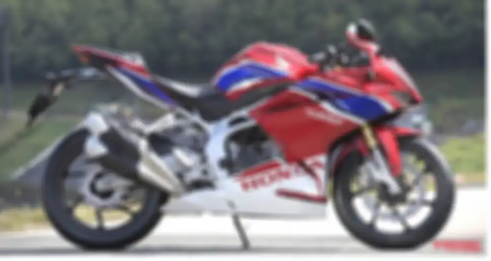 Tampilan warnanya mirip Honda CBR 1000