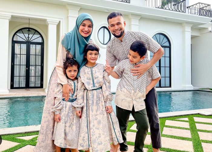 Potret keluarga Shireen Sungkar dan Teuku Wisnu