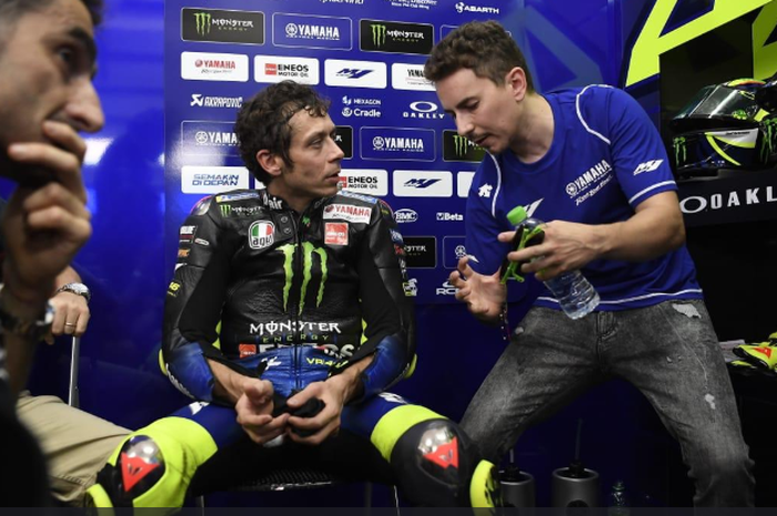 Pembalap Monster Energy Yamaha, Valentino Rossi (kiri), mendengarkan saran dari Jorge Lorenzo saat tes pramusim MotoGP 2020 di Sirkuit Sepang, Malaysia, 8 Februari 2020.