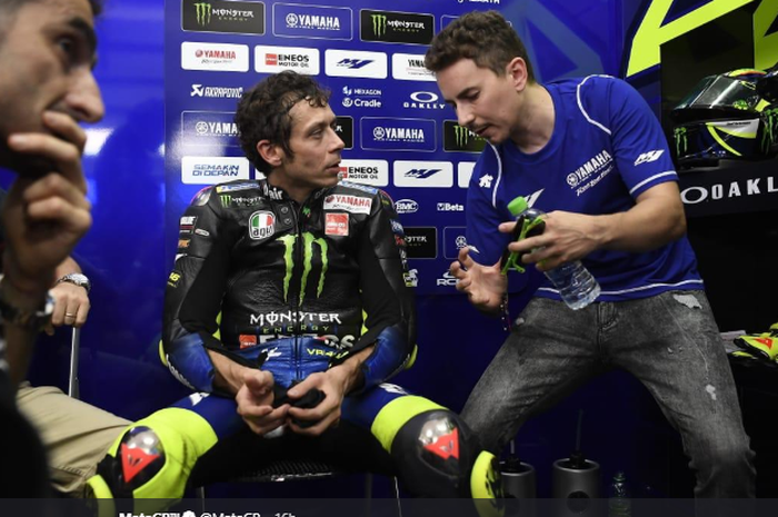 Pembalap Monster Energy Yamaha, Valentino Rossi (kiri), mendengarkan saran dari Jorge Lorenzo saat tes pramusim MotoGP 2020 di Sirkuit Sepang, Malaysia, 8 Februari 2020.