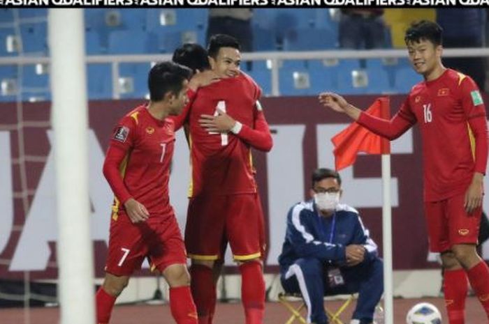 Para pemain timnas Vietnam merayakan gol ke gawang China di My Dinh Stadium, Hanoi pada Selasa (1/2/2022) dalam babak ketiga Kualifikasi Piala Dunia 2022 zona Asia