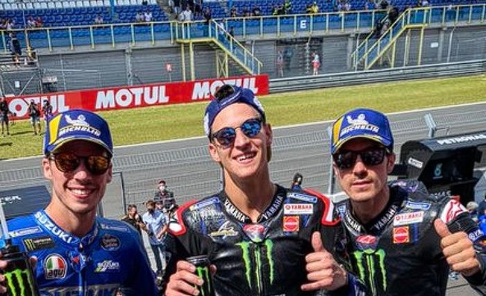 Dari kiri: Joan Mir, Fabio Quartararo, dan Maverick Vinales merayakan keberhasilan meraih podium pada balapan MotoGP Belanda di Sirkuit Assen, Belanda, 27 Juni 2021.