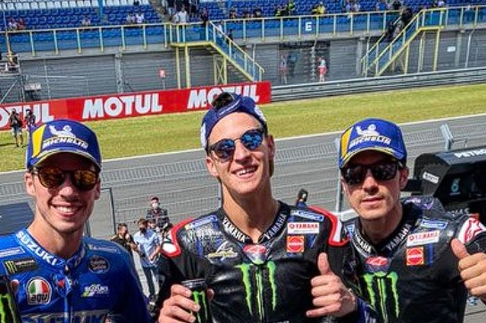 Dari kiri: Joan Mir, Fabio Quartararo, dan Maverick Vinales merayakan keberhasilan meraih podium pada balapan MotoGP Belanda di Sirkuit Assen, Belanda, 27 Juni 2021.