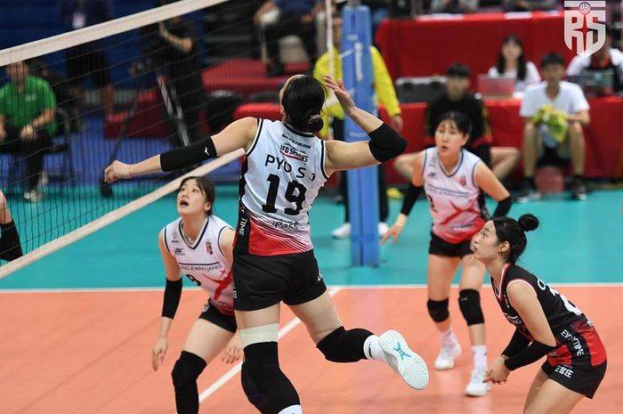 Outside hitter Daejeon JungKwanJang Red Sparks, Pyo Seung-ju, melepaskan spike dalam laga turnamen pramusim Taichung Bank Formosa Volleyball di Taiwan, Rabu, 11 September 2024