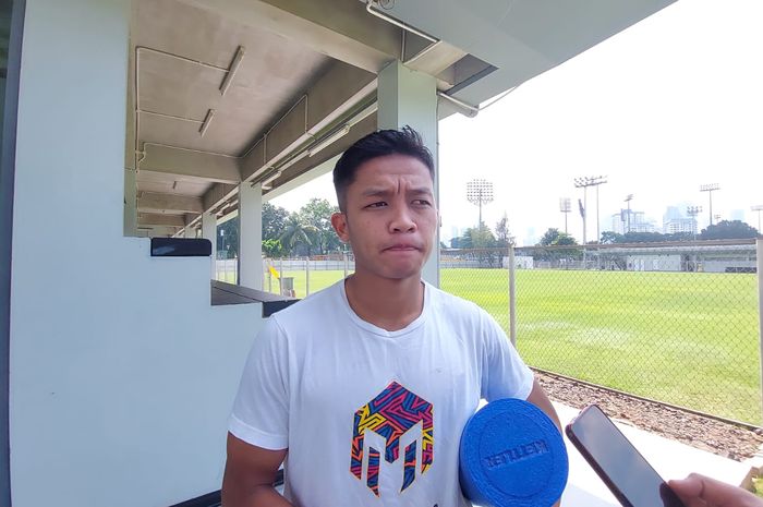 Bek timnas U-22 Indonesia, Ilham Rio Fahmi saat memberikan keterangan kepada awak media di Lapangan B, Senayan, Jakarta, Senin (24/4/2023).