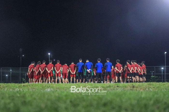 Skuat timnas Indonesia (skuad timnas Indonesia) sedang melakukan briefing saat berlatih di Lapangan Latih JIS (Jakarta International Stadium), Jakarta  Utara, Kamis (23/3/2023).