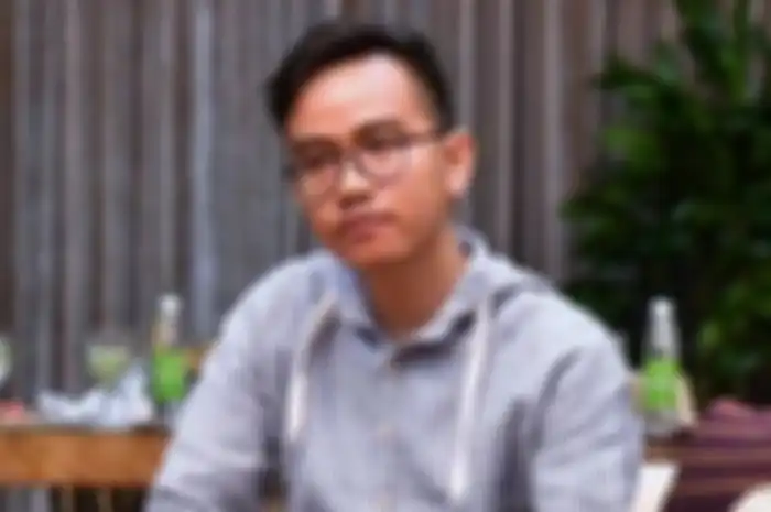 Dikira Warga Biasa, Gibran Rakabuming Raka Ditarik Paksa Paspampres Saat Menerobos Barikade Penjagaan Jokowi
