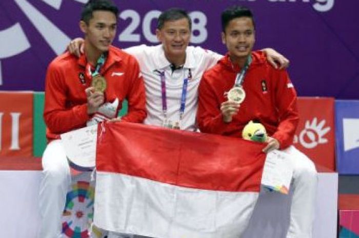 Jonatan Christie (kiri), pelatih tunggal putra Hendry Saputra (tengah), dan Anthony Sinisuka Ginting (kanan).