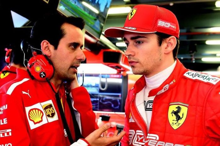 Pembalap muda Ferrari, Charles Leclerc (kanan) saat diberi instruksi oelh timnya