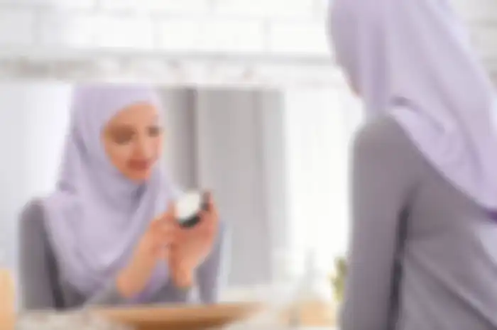 Ilustrasi hijaber pakai skincare
