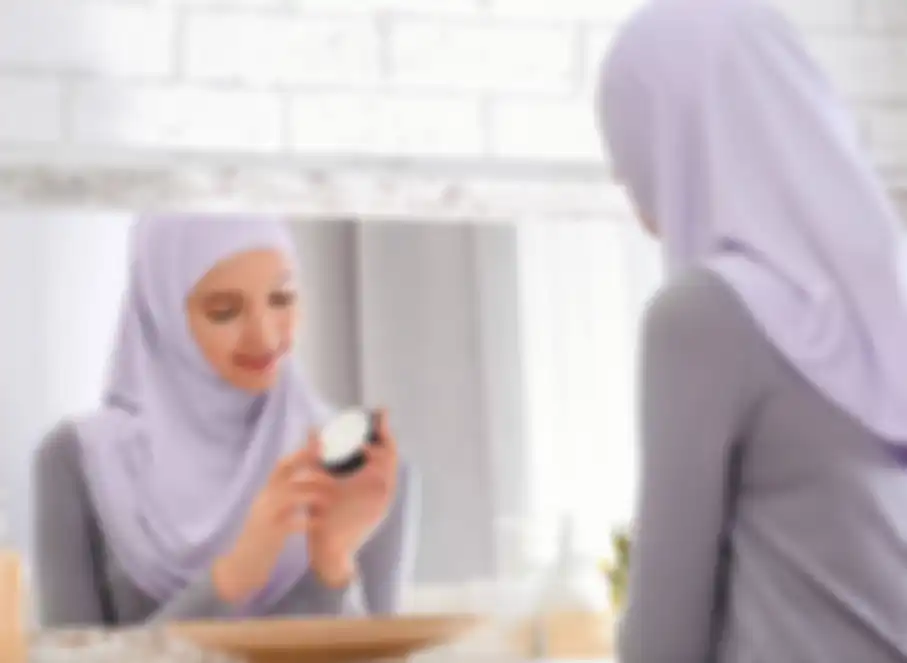 Ilustrasi hijaber pakai skincare