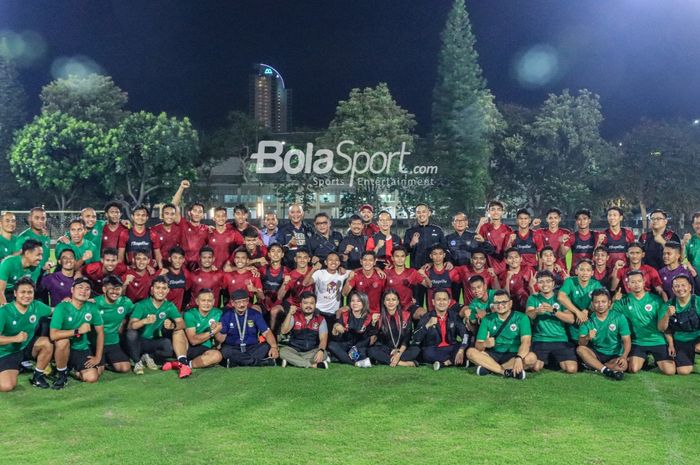 Skuat timnas U-22 Indonesia (skuad timnas U-22 Indonesia) sedang berfoto bersama dengan perwakilan PSSI dan Cdm SEA Games 2023 di Lapangan A, Senayan, Jakarta, 5 April 2023.