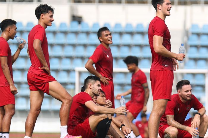 Rafael Struick (kedua dari kiri) tengah menikmati sesi latihan Timnas Indonesia jelang laga kontra Brunei Darussalam.