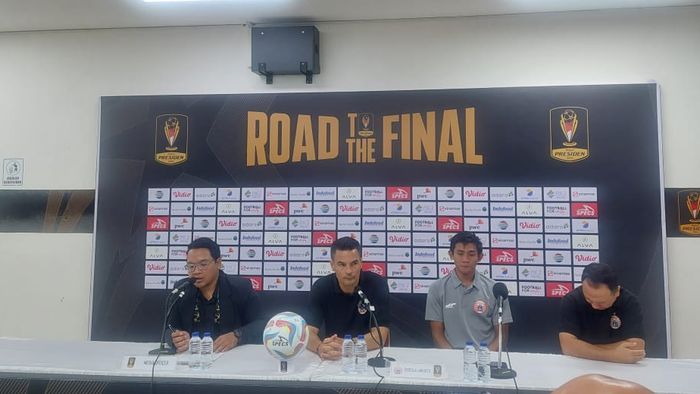 Pelatih Persija (dua dari kiri), Carlos Pena saat konferensi pers setelah laga melawan Borneo FC di semifinal Piala Presiden 2024 di Stadion Manahan, Solo, Selasa (30/7/2024).