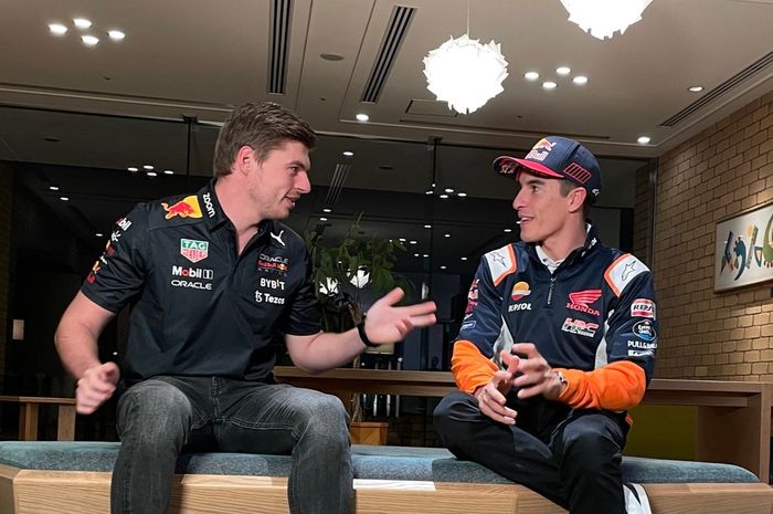 Max Verstappen dan Marc Marquez dalam sebuah acara pada 2022.