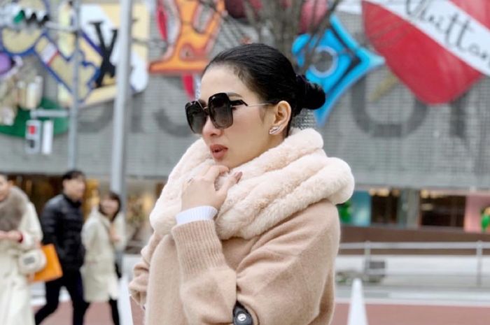Tak Melulu Glamor, Intip Penampilan Sederhana Syahrini dengan Kaus Kasual yang Super Stylish!