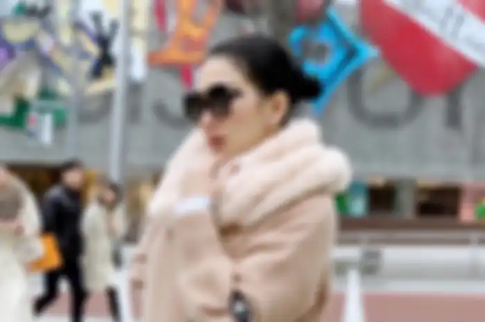 Tak Melulu Glamor, Intip Penampilan Sederhana Syahrini dengan Kaus Kasual yang Super Stylish!