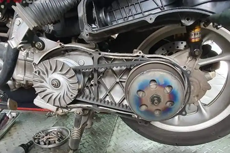 Kesalahan Pemotor Ini Bikin Kampas Ganda CVT Motor Matic Habis Tidak Rata
